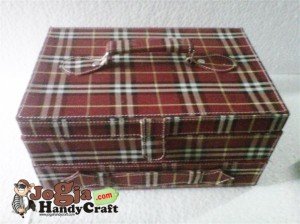 Box Jam isi 12 Plus Laci Perhiasan Handle Cover Red Burberry
