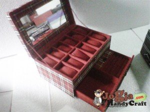 Box Jam isi 12 Plus Laci Perhiasan Handle Cover Red Burberry