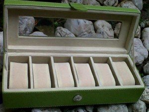 Kotak Jam tangan dengan desain elegan hijau inner crem1