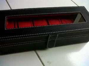 Kotak Jam tangan dengan desain elegan hitam inner merah