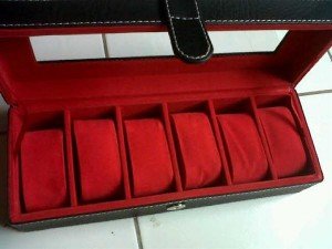 Kotak Jam tangan dengan desain elegan hitam inner merah