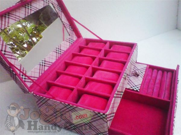 Box Jam Isi 12 Kombinasi Laci Accesories Burberry Pink