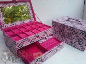 Box Jam Isi 12 Kombinasi Laci Accesories Burberry Pink
