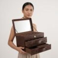 Organizer serbaguna yang menggabungkan penyimpanan jam tangan, perhiasan, kacamata, dan berbagai aksesoris dalam satu produk. Solusi lengkap bagi kolektor maupun pengguna yang menginginkan penyimpanan praktis dengan tampilan premium.